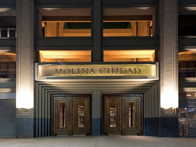 Entrada del edificio Molina Ciudad
